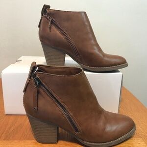 Brown/Cognac Faux leather ankle boots, with double zipper design, Size 8.5